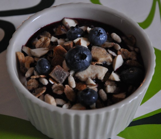 Skyr med blåbærgrød, lidt mysli, friske blåbær og hakkede mandler