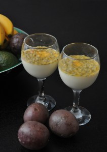 Hvid chokolademousse med passionsfrugt