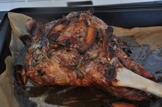 Påskens lækreste lam - stegt med hvidløg, rosmarin og citronbåde.