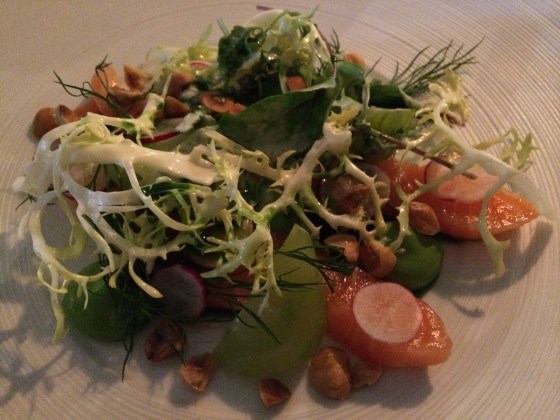 Saltet laks med ramsløg, syltede agurker og salater med flødedressing Jean-Christophe Mandard. Touraine 2013