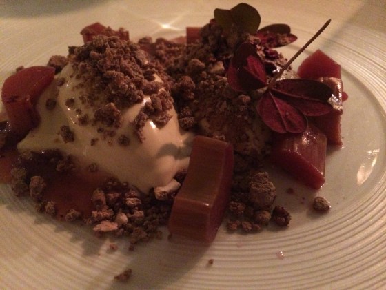 Syltede rabarber med ymerfromage, brun farin og iscreme Weingut Anselmann. Huxelrebe Auslese 2009