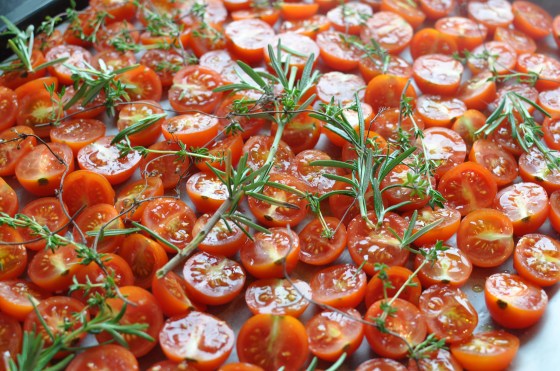 Ovntørrede tomater med friske urter