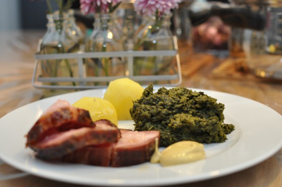 Glaseret hamburgerryg med grønlangkål