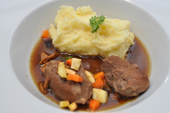 Svinekæber braiseret i stoutøl og frisk appelsinsaft.