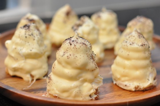 Flødeboller med hvid chokolade og lakrids Foto: Camilla Lykke Jensen